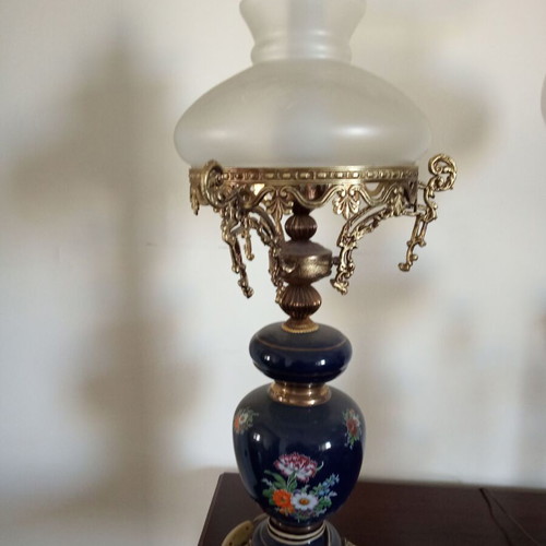 Lamp made of metal and porcelain like new with original oval glass