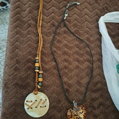 Necklaces like new, pack with bone and glass