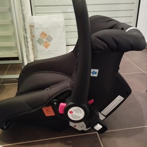 Baby car seat for newborn in excellent condition