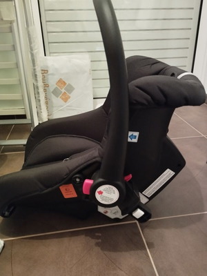 Baby car seat for newborn in excellent condition
