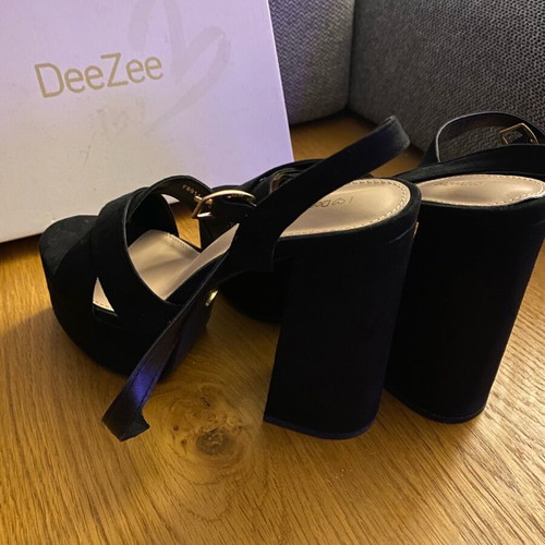 Black velvet platform sandals DeeZee No 39 like new
