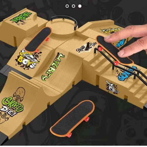 Finger Skate Track with 6 Skates gift, like new