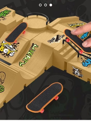 Finger Skate Track with 6 Skates gift, like new
