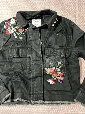 Bershka τζιν μπουφάν με κεντήματα μεταχειρισμένο, μέγεθος S, μαύρο
