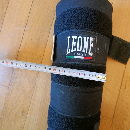 Leone shin guards like new, size Medium