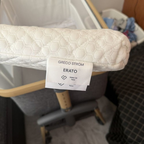 Cangaroo Amo baby cot with Greco strom Erato mattress and mosquito net, like new