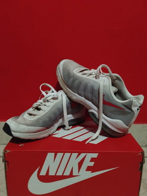 Nike Air Max Invigor GS gray athletic shoes used, size 37.5