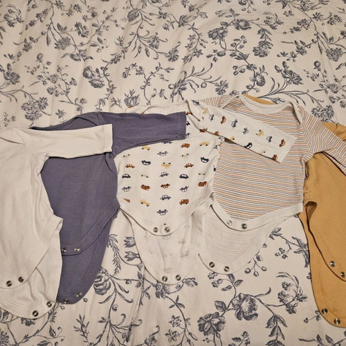 Baby bodysuits used long sleeve 3-6 months pack of 5