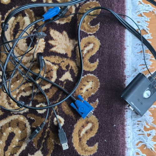 Kvm switch 2 port like new for connecting 2 PCs to one monitor
