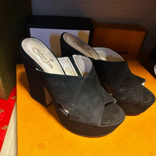 Mules Fashion Icon size 38 black, like new, thick heel
