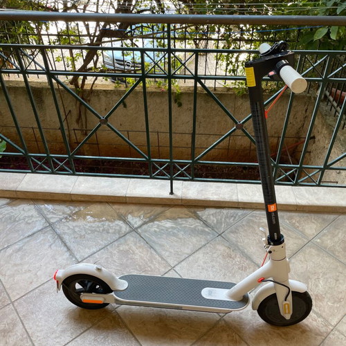 Mi Electric Scooter 3 like new with charger
