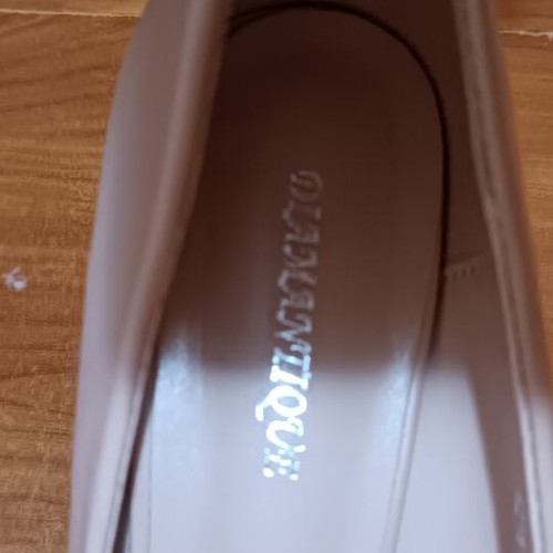 Beige pumps size 40 like new with minor defect