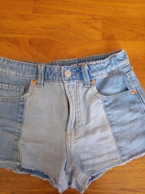 GAP denim shorts for girl size 10 like new, elastic waist adjustment