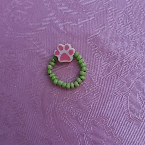 Elastic ring with decorative beads and paw