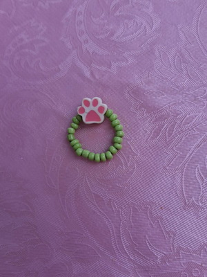 Elastic ring with decorative beads and paw
