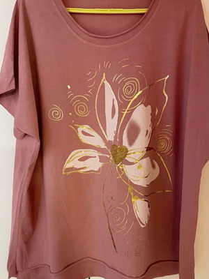 T-shirt with gold design and glitter heart like new, dusty pink