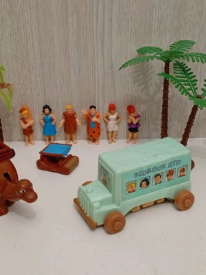 Винтидж фигурки Flintstones и Gosnel Dinos употребявани, комплект