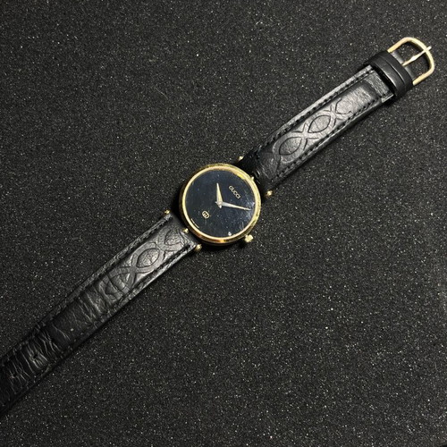 Gucci G-Timeless 30mm quartz watch like new, black and gold