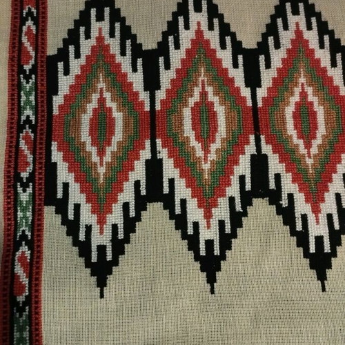 Set of 4 handmade table runners with rhombus and fringes like new