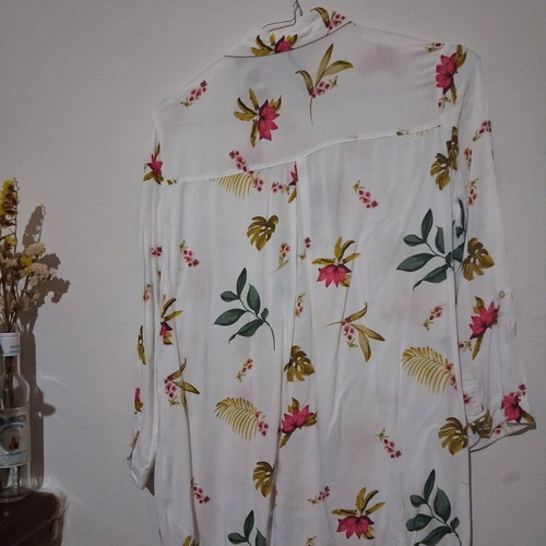 Stradivarius floral shirt size S like new, viscose, white multicolor