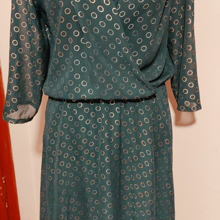 Nuance emerald dress size 40 with gold rings pattern