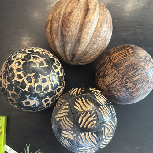 Decorative wooden balls used, largest diameter 10 cm