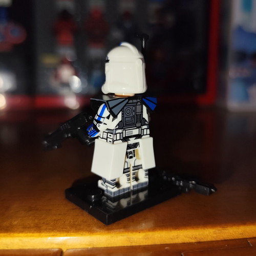 Echo Clone Trooper Lego minifigure with accessories