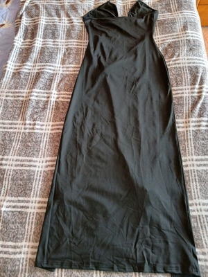 Φόρεμα ελαστικό μαύρο μάξι αφόρετο με κοψίματα