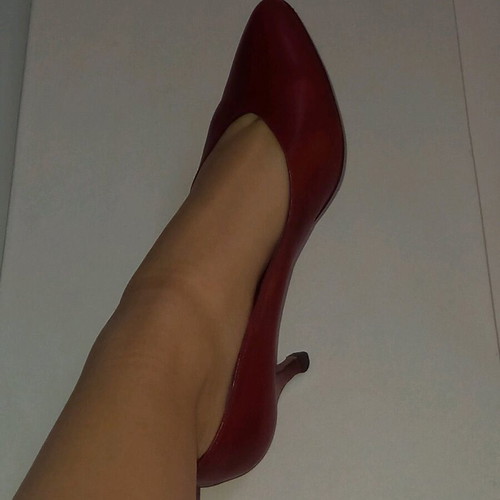 Red leather pump like new, size 37, with low heel