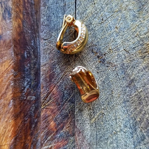 Vintage gold-tone clip-on earrings like new