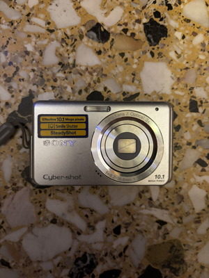 Sony Cybershot DSC W180 camera like new with charger and accessories