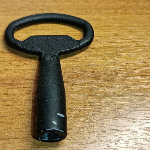 Triangular key with carabiner like new, universal 3-sided