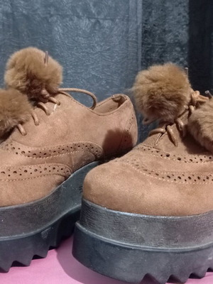 Women’s suede shoes new, brown, size 36 with removable pom-poms