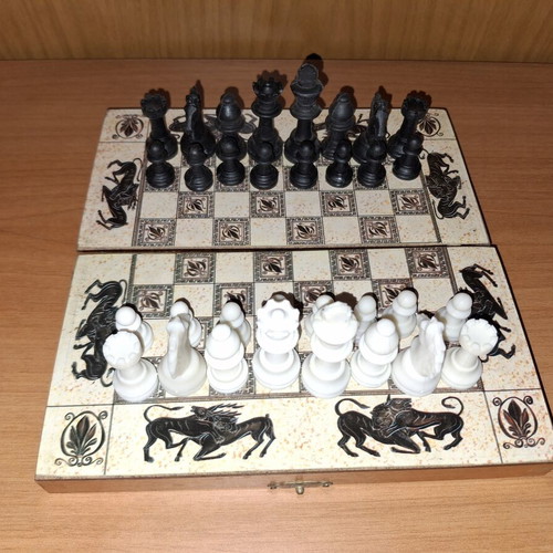 Mini chess set like new, complete and portable
