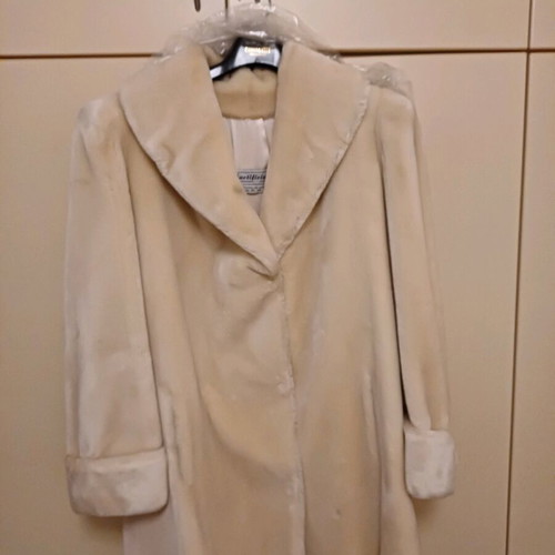 Women's plush coat like new, off-white, size XL