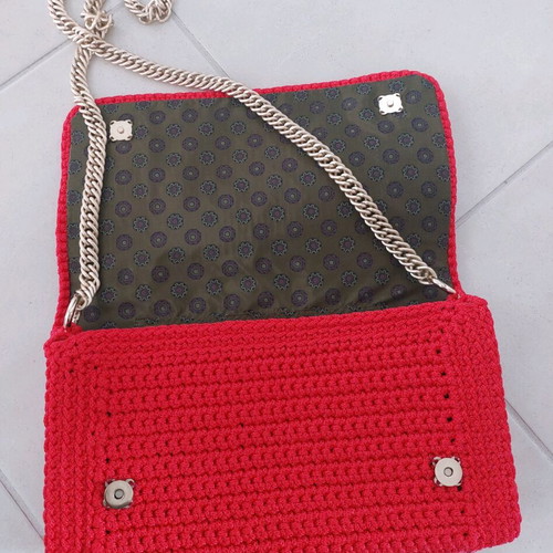 Handmade red knitted shoulder bag with chain and inner pocket
