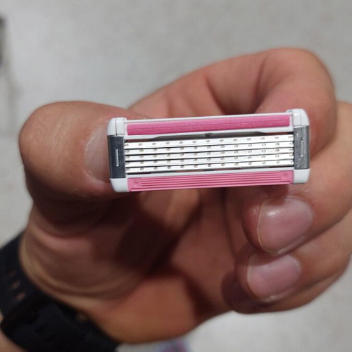 BiG razor with 4 blades plus 1 gift new