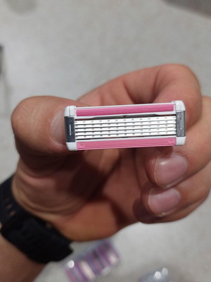 BiG razor with 4 blades plus 1 gift new