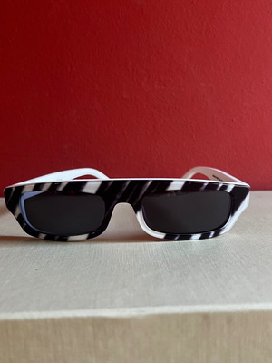 Moschino γυαλιά ηλίου like new, unisex, ορθογώνια, άσπρο και μαύρο