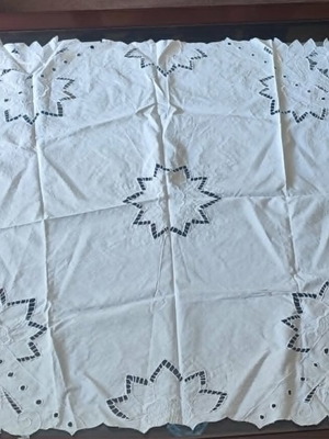 Vintage embroidered tablecloth 98x98 cm with cutwork and sunflower design like new