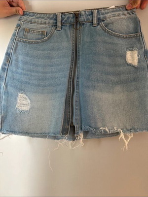 Denim skirt like new, short with front zipper, blue