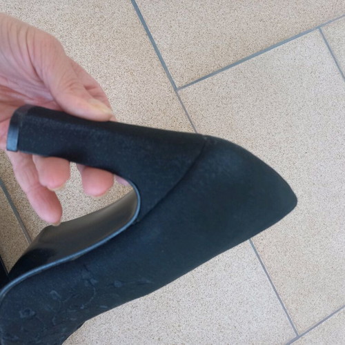 Black pumps like new, size 37, embroidered details