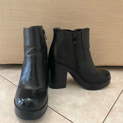 Black heeled boots size 39 in excellent condition