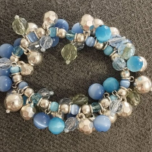 Bracelet with Blue and Turquoise Beads cluster style, like new