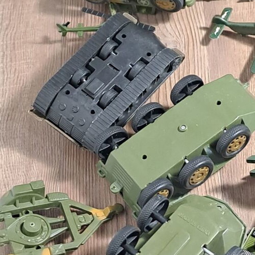 Pack of over 100 used plastic army men figures