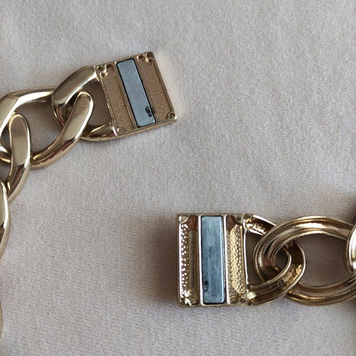 Chunky gold chain necklace used with magnetic clasp