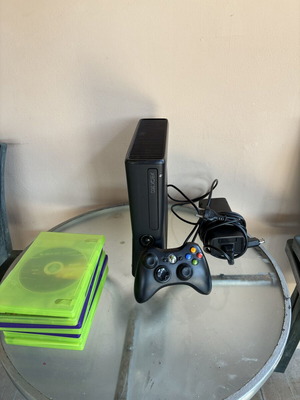 Xbox 360 κονσόλα μεταχειρισμένη με παιχνίδια, χειριστήρια και καλώδια