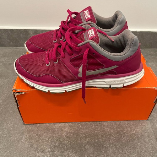 Nike Lunarfly 4 athletic shoes size 38 like new, purple