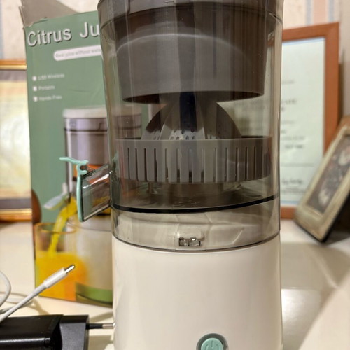 Wireless juicer like new with charger