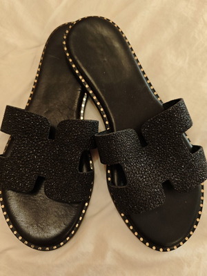Women's black leather sandals like new